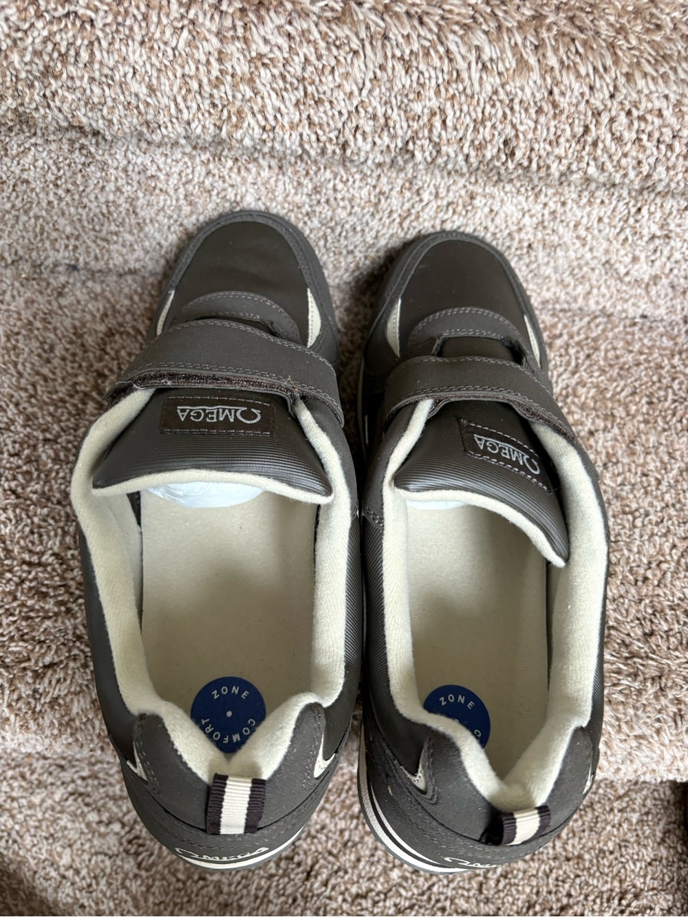 Omega Men’s Athletic Hook-and-Loop Sneakers in Dark Gray and Cream . - Picture 7 of 14